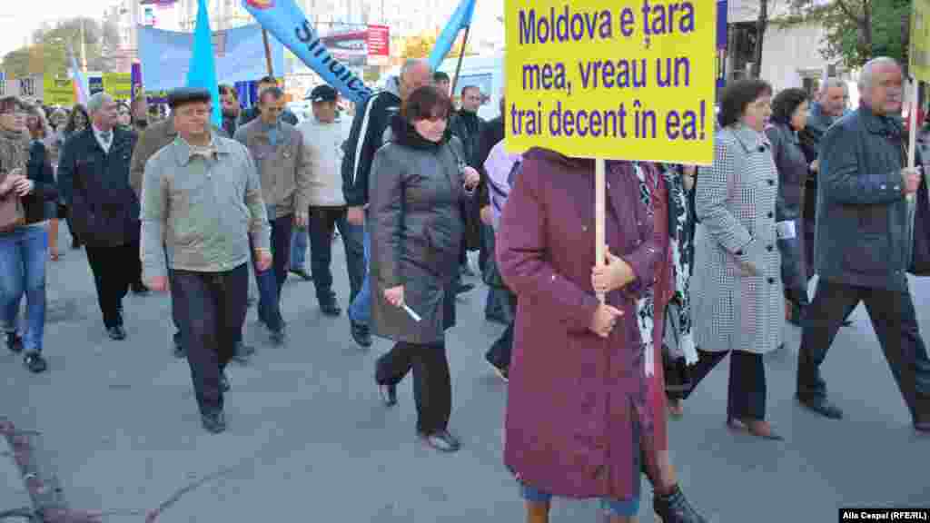 Marsul sindicalistilor din constructie pe bd Stefan cel Mare