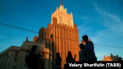 Люди на фоне здания МИД России