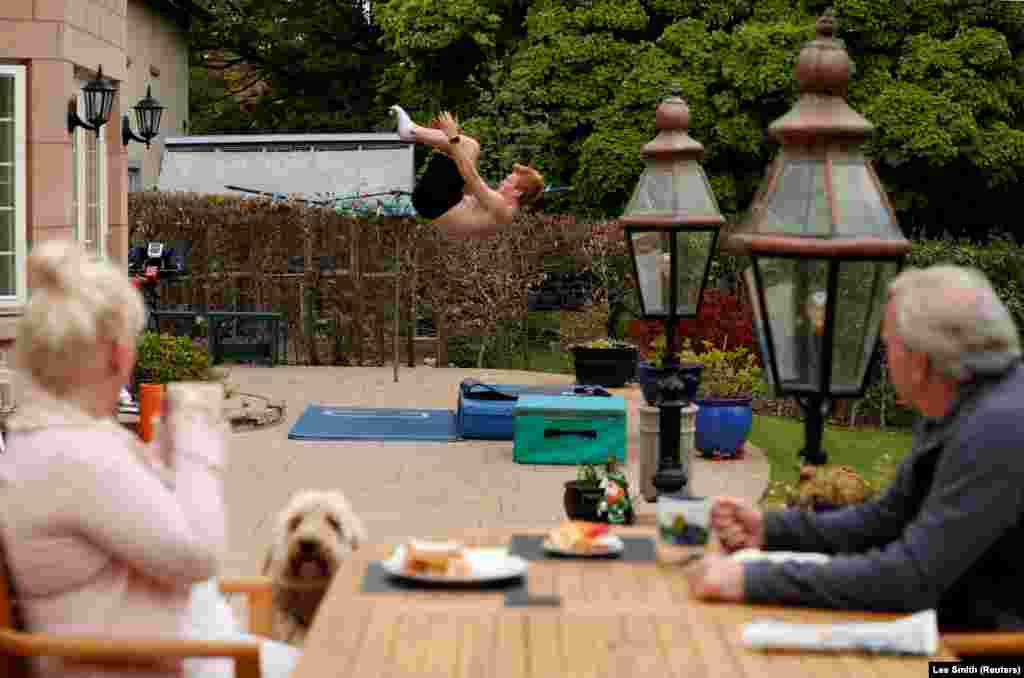 James Heatly&nbsp;brit műugró kertjükben egy matrac fölött edz 2020. május 7-én.