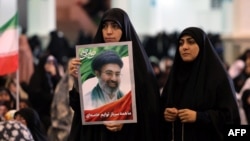 За даними медіа, Моджтаба Хаменеї залишається психічно здатним ухвалювати рішення, але переніс операцію на руці та отримав важкі опіки обличчя