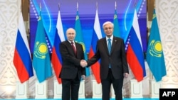 Орусиянын президенти Владимир Путин жана Казакстандын президенти Касым-Жомарт Токаев. 28-май, 2026-жыл. 