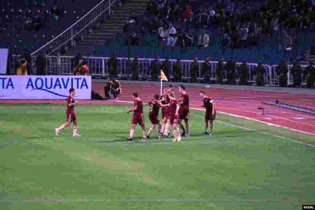 Tribunada savaş, meydanda barış... #10