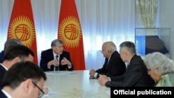 Алмазбек Атамбаев Мушабар Жавад Акбар баштаган индиялык өкүлдөр менен. 17-апрель, 2017.