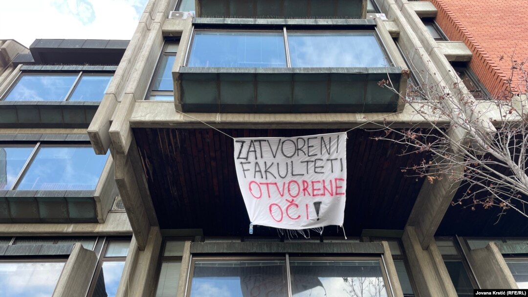Натпис „Затворени факултети, отворени очи“ на Филозофскиот факултет во Нови Сад, 8 декември 2024 година.