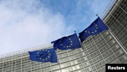 Flamuj të Bashkimit Evropian në selinë e Komisionit Evropian, në Bruksel.