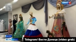 Сукні, що символізують Донецьк, Росію та СРСР на виставці в Донецькому краєзнавчому музеї