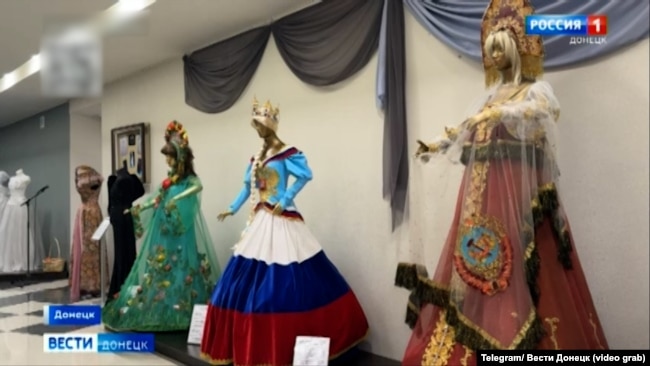 Сукні, що символізують Донецьк, Росію та СРСР на виставці в Донецькому краєзнавчому музеї
