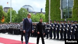 გერმანიის კანცლერი ფრიდრიხ მერცი და უკრაინის პრეზიდენტი ვოლოდიმირ ზელენსკი. ბერლინი, 2025 წლის 28 მაისი
