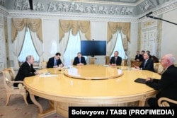 Президент Росії Володимир Путін, його радник Юрій Ушаков (третій ліворуч), спецпосланець президента США Стів Віткофф (другий праворуч) і спецпредставник Путіна Кирило Дмитрієв (праворуч) під час зустрічі в Костянтинівському палаці в Санкт-Петербурзі, Росія, 21 жовтня 2026 року
