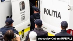 მოლდოვის პოლიციამ არჩევნების დღეს „მასობრივი არეულობის ორგანიზების“ ბრალდებით სამი ადამიანი დააკავა
