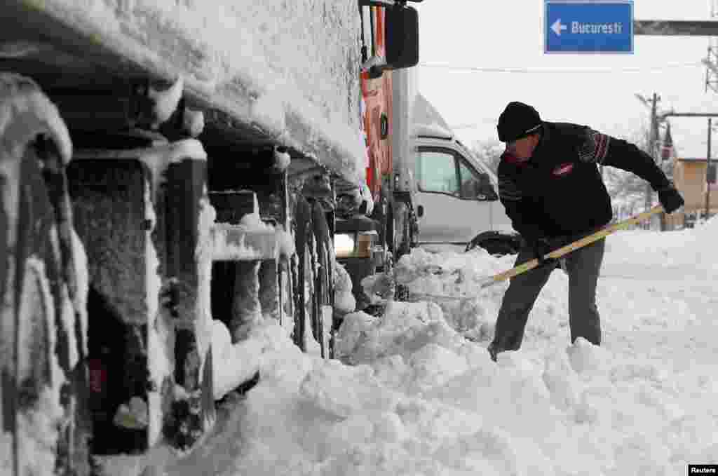 Fotografija snimljana na autoputu nedaleko od Bukurešta, 27. januar 2014. Foto: REUTERS / Bogdan Cristel 