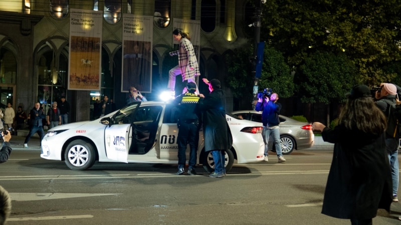 დემონსტრანტი თამარ ლორთქიფანიძე სასამართლო სხდომაზე ცუდად გახდა, ის კლინიკაში გადაიყვანეს