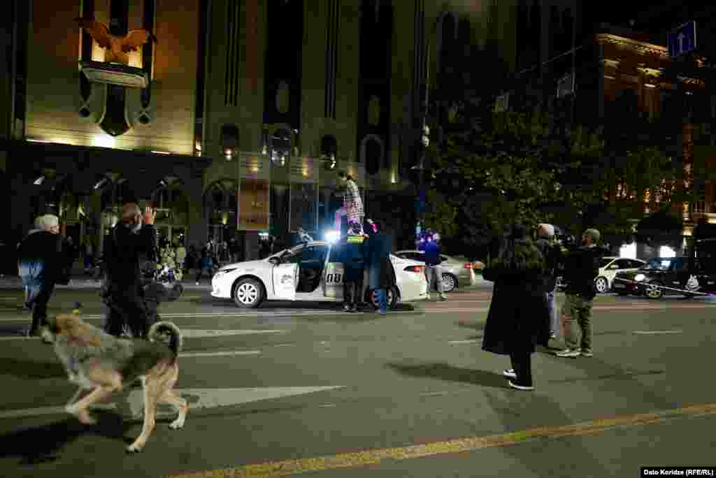 22 ოქტომბერი - აქციის მონაწილე თამარ ლორთქიფანიძე პოლიციის მანქანაზე ავიდა. მას ბრალი ხულიგნობის მუხლით წაუყენეს.ფოტო: დათო ქორიძე