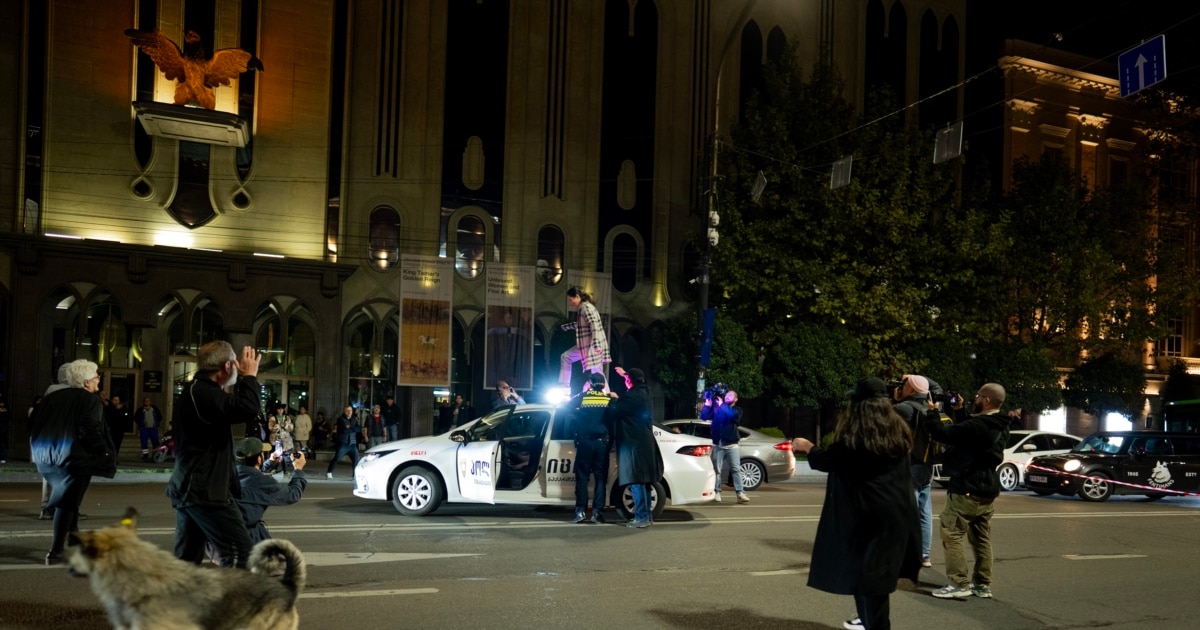 ქალს, რომელიც პოლიციის მანქანაზე ავიდა, პროკურატურამ ბრალი დაუმძიმა