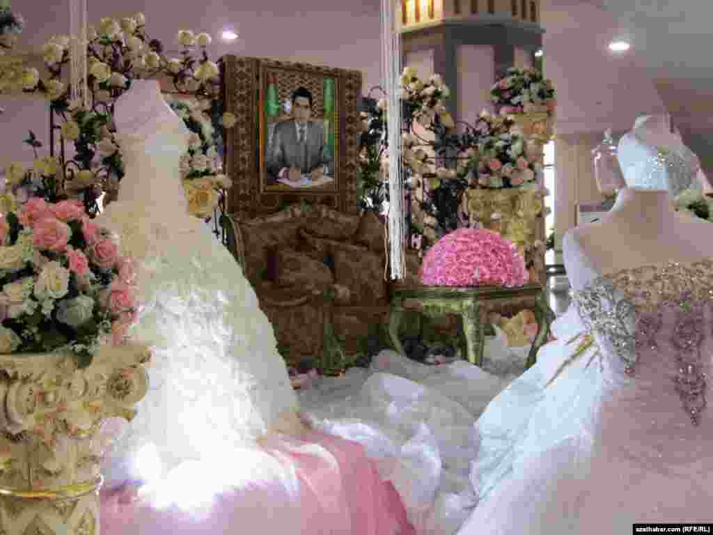 3-nji iýunda Aşgabatda “Türkmenistanyň dokma senagatynyň Garaşsyzlyk ýyllarynda ýeten sepgitleri we geljegi” atly dokma önümleriniň halkara sergisi açyldy. 