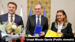 Анджэй Пачобут з прэзыдэнтам Аполя Аркадыюшам Вісьнеўскім і старшынёй гарадзкой рады Барбарай Каміньскай, 4 верасьня 2026 году