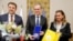 Анджэй Пачобут з прэзыдэнтам Аполя Аркадыюшам Вісьнеўскім і старшынёй гарадзкой рады Барбарай Каміньскай, 4 верасьня 2026 году