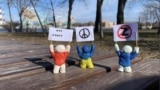 Russia -- tiny protestors in Russia 