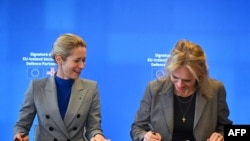 ევროკავშირის უმაღლესი წარმომადგენელი და საგარეო საქმეთა და უსაფრთხოების პოლიტიკაში, კაია კალასი (მარჯვნივ) მიესალმება ისლანდიის საგარეო საქმეთა მინისტრი თორგერდურ კატრინ გუნარსდოტირი ხელს აწერენ ევროკავშირისა და ისლანდიის თავდაცვის პაქტს ბრიუსელში, 2026 წლის 18 მარტს