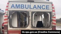 Удар також пошкодив службовий автомобіль, вибивши бокові вікна та задні фари