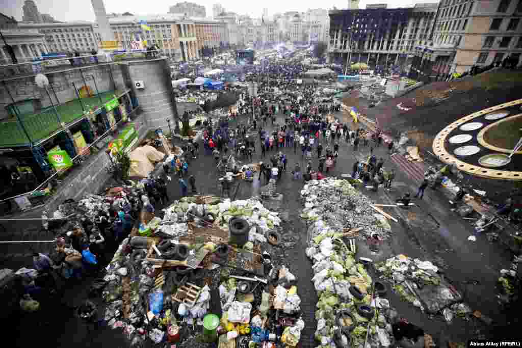 A view of the barricades at Kyiv&#39;s Independence Square