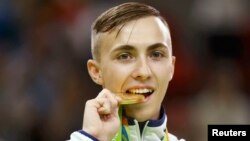 Belaruslik sportchi Rioda olgani oltin medalida oltin bor-yo‘qligini tishlab ko‘rib bilmoqchi bo‘ldi shekilli...