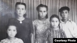 Нериман, отец Акима Лукманова, со своими сёстрами. Фото сделано примерно в 1949 году. Снимок предоставлен Акимом Лукмановым