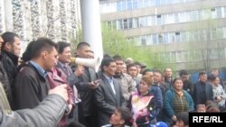 К.Бакиевдин өлкөдөн чыгып кетүүсүнө нааразы болгон эл УТРКнын жанында митинг өткөрүп жатышат. Бишкек. 2010-жылдын 16-апрели