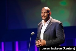 Bivši NBA igrač John Amaechi obraća se okupljenima tokom 18. godišnje dodjele nagrada Gay & Lesbian Alliance Against Defamation (GLAAD) u New Yorku 26. marta 2007.