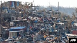 Ova fotografija prikazuje oštećene improvizirane kuće u sirotinjskoj četvrti u Kavani u Mamoudzouu, Mayotte 19. decembra 2024., nakon prolaska ciklona Chido.