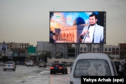 Огромный телеэкран с изображением нынешнего лидера хуситов Абдул-Малика аль-Хути в Сане. 31 марта 2026 года