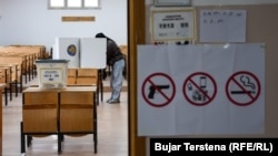 Një qendër votimi në Prishtinë.