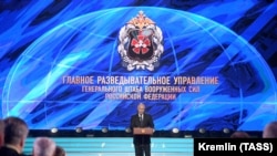 Vlagyimir Putyin beszédet tart az orosz katonai hírszerzés, a GRU alapításának évfordulója alkalmából 2018 novemberében