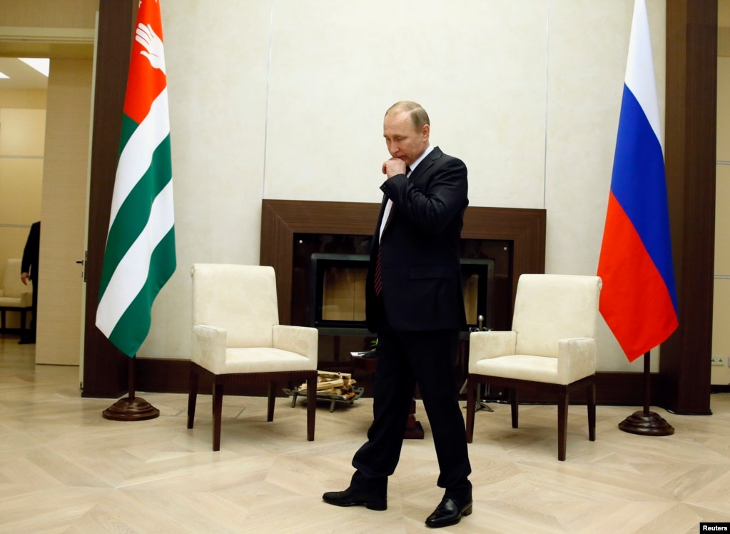 Vladimir Putin pret një takim me Raul Khajimba-n, Presidentin e Republikës së panjohur të Abkhazisë. Ndërtesa e re e zyrës përfaqësuese në Novo-Ogaryovo. 18 shkurt 2016.