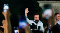 Kryetari i Lëvizjes Vetëvendosje, Albin Kurti, para mbështetësve në Prishtinë më 7 qershor.