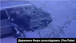 Побиття чоловіка правоохоронцями поблизу Голосіївського ТЦК. Скриншот з відео, опублікованого ДБР. Київ, 17 жовтня 2025 року