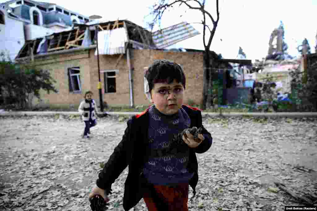 П&rsquo;ятирічний Бахтіяр Ельнур грається зі своєю сестрою Сехлою в азербайджанському місті Гянджа. Хлопчик був поранений унаслідок вибуху. Фото 11 жовтня 2020 року
