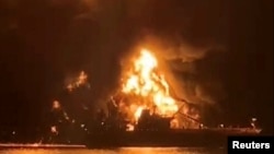 Горящее судно по иракском порту Басра, 12 марта 2026 года