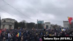 Мітинг скликала новообрана президентка Молдови Мая Санду, яка виступає за більш тісні відносини з Європейським союзом