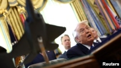 Президентът на САЩ Доналд Тръмп в Овалния кабинет