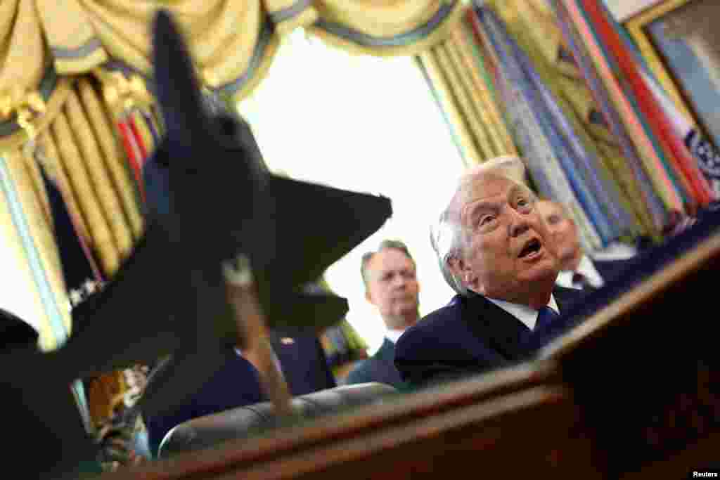 Президент США Дональд Трамп выступает в Овальном кабинете Белого дома в Вашингтоне, округ Колумбия, США, 30 января 2026 года. REUTERS/Kevin Lamarque 