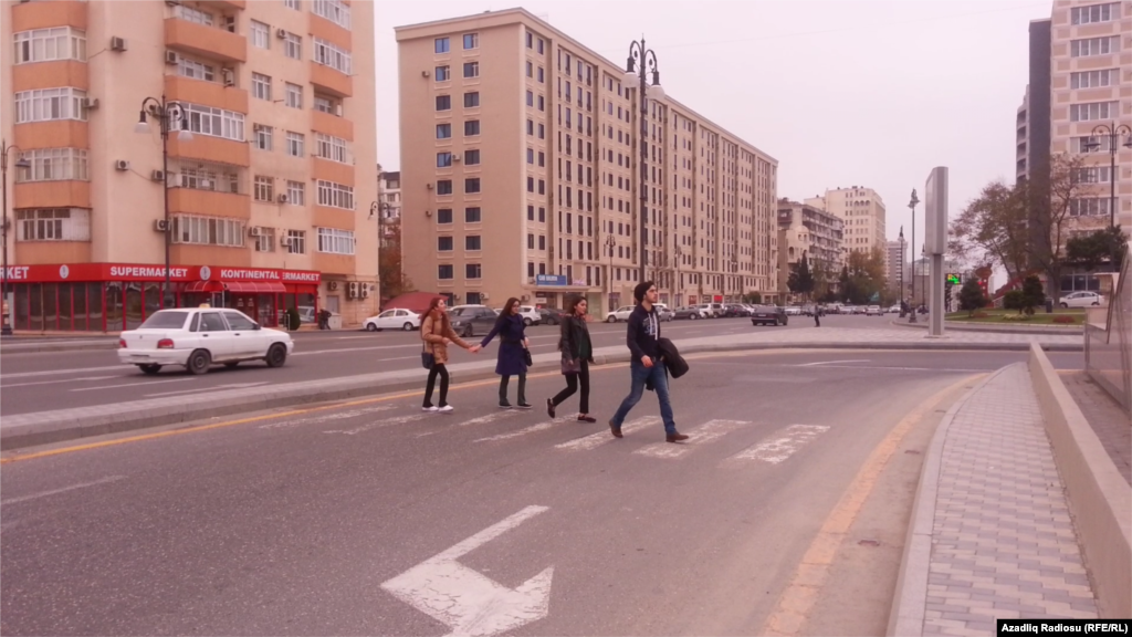 Yolu bu dəfə də sağ-salamat keçməyi bacaran piyadalar