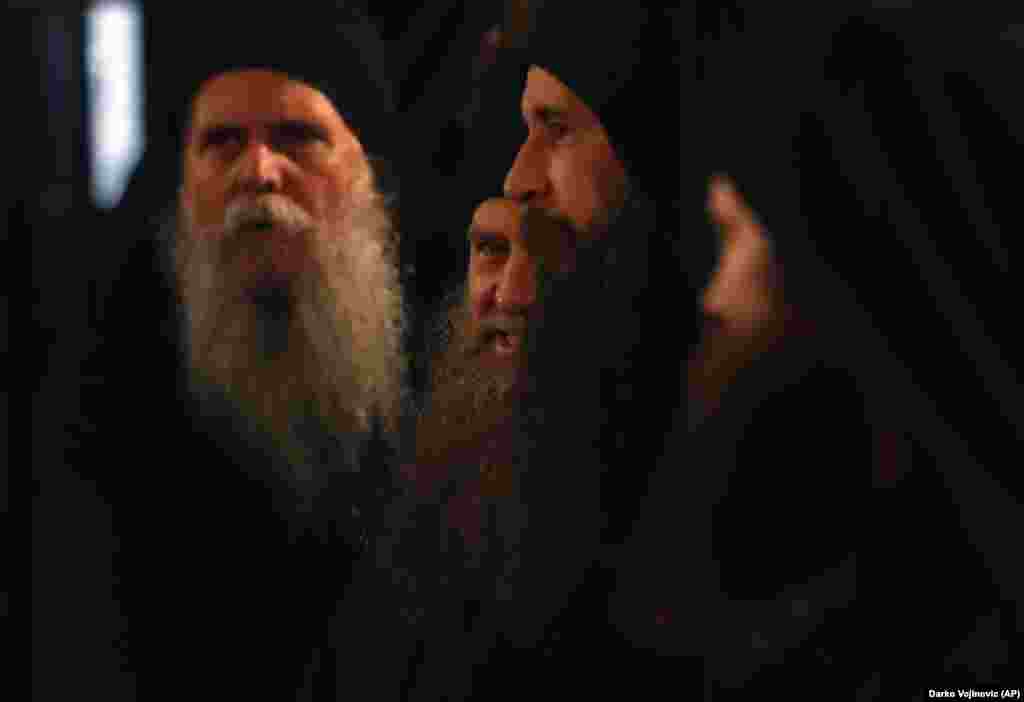 Priftërinjtë ortodoksë serbë shihen duke marrë pjesë në një ceremoni liturgjike në Kishën e Beogradit më 19 shkurt.