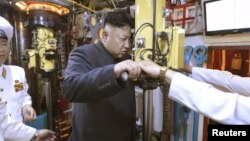 Түндүк Кореянын лидери Ким Чен Ын суу алдында жүрүүчү кемеде. 