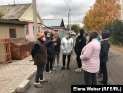 Собравшись на улице поселка, жители Новой Тихоновки возмутились тем, что в разгар учебного года их отключили от Интернета, оборвав провода и вырвав столбы. Новая Тихоновка, Карагандинская область, 26 сентября 2020 года.