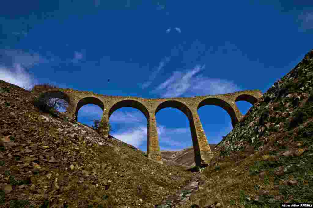 Siemens qardaşlarının izi ən parlaq olan bölgələrdən biri, bəlkə də birincisi Gədəbəydir. XIX əsrin ortalarında - 1855-1856-cı illərdə&nbsp;Gədəbəydə mis filizi yataqları kəşf edildikdən sonra yerli sahibkarlar tərəfindən zavod tikilir. 1865-ci ildə həmin zavod alman sahibkar Fon Siemens tərəfindən alınaraq istifadə edilir. Siemens-in o gündən gözəl Gədəbəy dağlarına izi düşür.