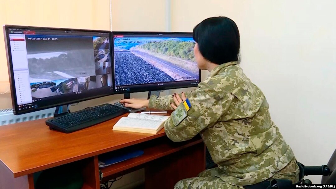 Сотрудница службы пограничной охраны Украины ведет наблюдение 