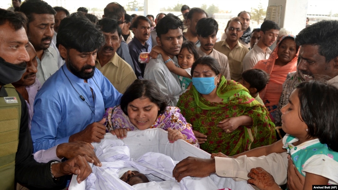People mourn the death of a Pakistani Christian who was killed in an attack in Quetta on April 3.
