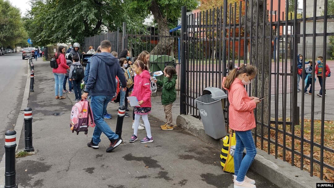 Părinții știu că școala reîncepe luni după două săptămâni de vacanță forțată, dar fără ca autoritățile să dea detalii complete despre cum se vor relua cursurile. Decizia este amânată, ca de fiecare dată, pentru ultimul moment. 