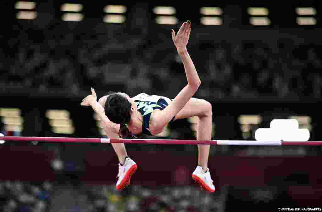 Мария Ласицкене из России участвует в финале соревнований по прыжкам в высоту среди женщин во время соревнований по легкой атлетике Олимпийских игр 2020 года в Токио, 7 августа 2021 года
